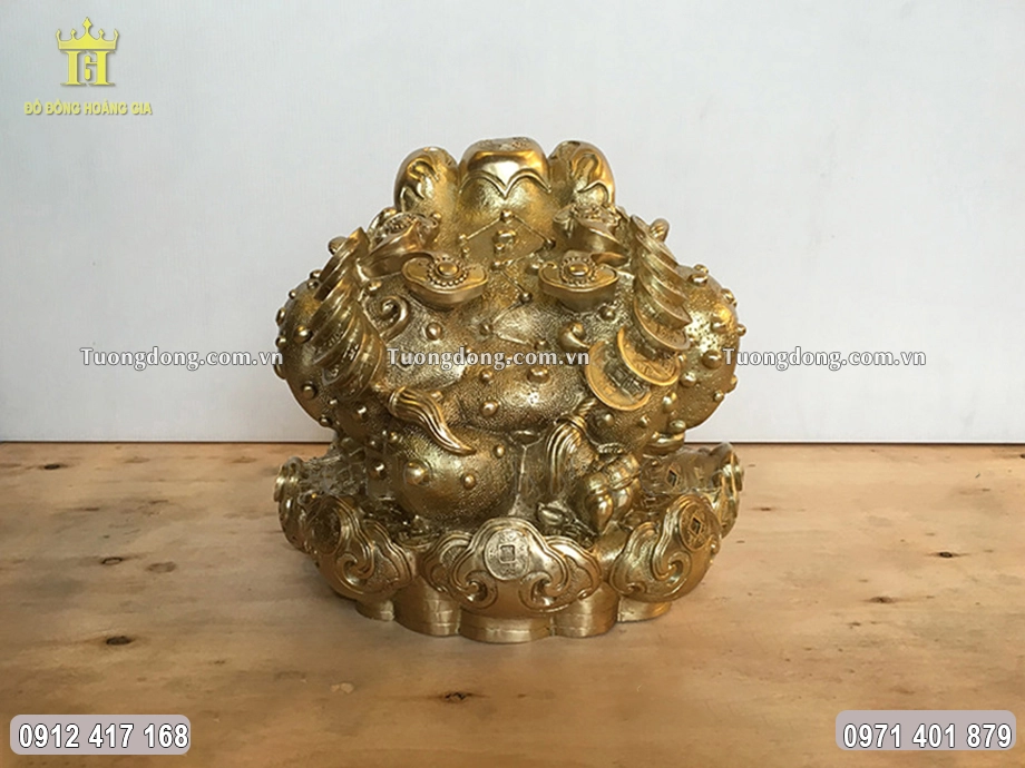 Hình ảnh phía sau của bức tượng đồng